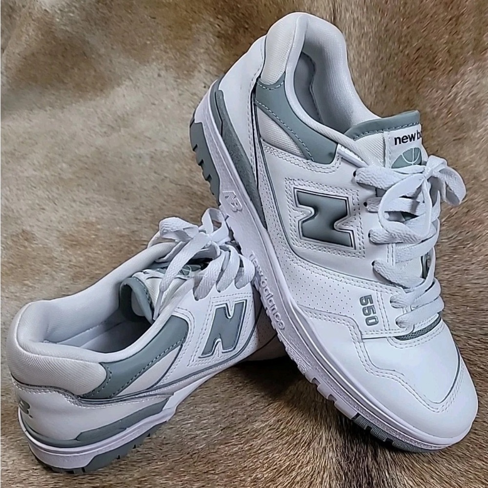 New Balance 550 Shoe Womens 10.5 / Mens 9 White Gray BBW550BB Sneakers